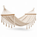Baumwoll-Hängematte in Creme/Braun, 280 × 150 × 1 cm, mit Holzspreizstäben, Makramee und Quasten
